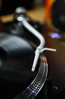 Tablo kayıtları oyuncu portre içinde açın. Party dj pikap oyun vinil disk müzik ile. Hip hop şarkıları çizik ve parça parti ya da dj konserde remix. Eğlence için profesyonel ses ekipmanları