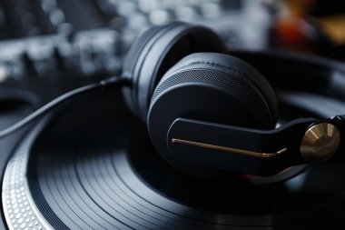 Disk jokey ve vinil diskiyle turntable plak çalar üzerinde yalan audiophile için profesyonel setero kulaklık. Partiler için hip hop dj ses ekipmanları. HiFi müzik dinlemek ve mix parça