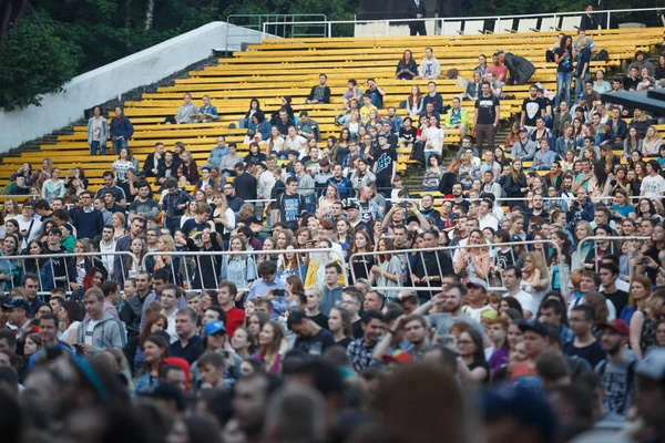 Koncert publiczność będą bawić się w wydarzenie na żywo świeżym powietrzu — Zdjęcie stockowe