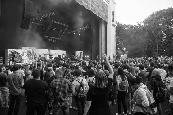 Konzertbesucher haben Spaß bei Live-Open-Air-Veranstaltung — Stockfoto