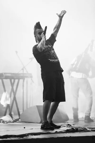 Cantora de punk rock com iroquois haircur no palco — Fotografia de Stock