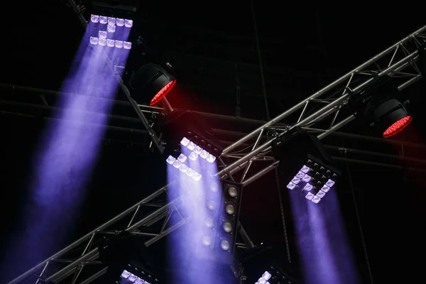 Instalación masiva de iluminación de concierto con luces brillantes —  Fotos de Stock