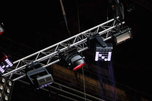Büyük konser aydınlatma enstalasyonu parlak ışıklar ile