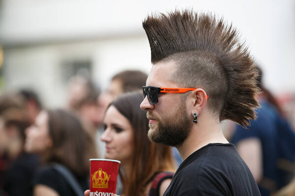 Музыкальные фанаты на концерте под открытым небом
