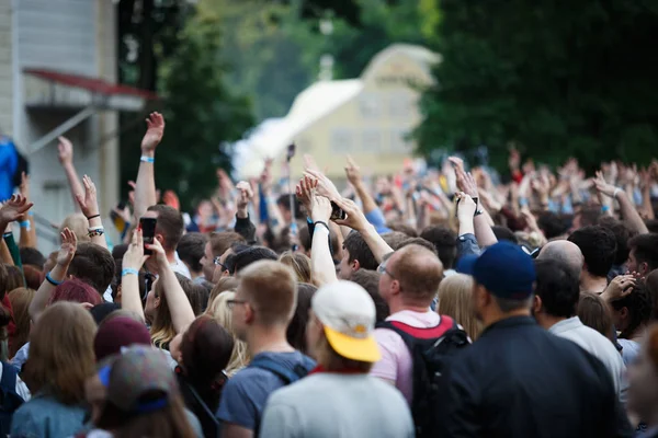 Público de concertos se divertir em evento ao vivo ao ar livre — Fotografia de Stock