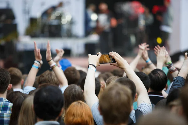 Fanem muzyki, filmowanie koncert z inteligentny telefon w ręku — Zdjęcie stockowe