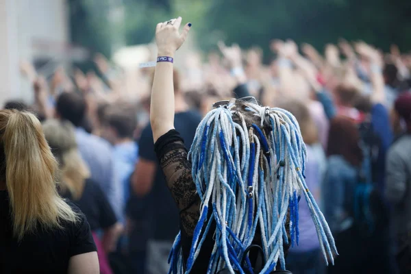 Público de concertos se divertir em evento ao vivo ao ar livre — Fotografia de Stock