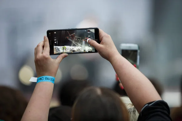 Fanem muzyki, filmowanie koncert z inteligentny telefon w ręku — Zdjęcie stockowe