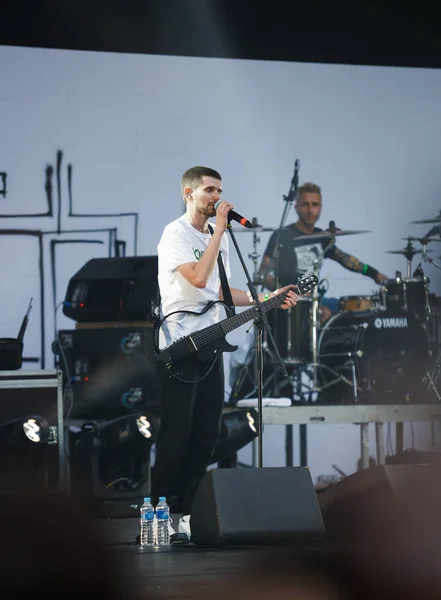 Noize ραπ Mc & ροκ τραγουδιστής παίζουν υπαίθρια συναυλία — Φωτογραφία Αρχείου