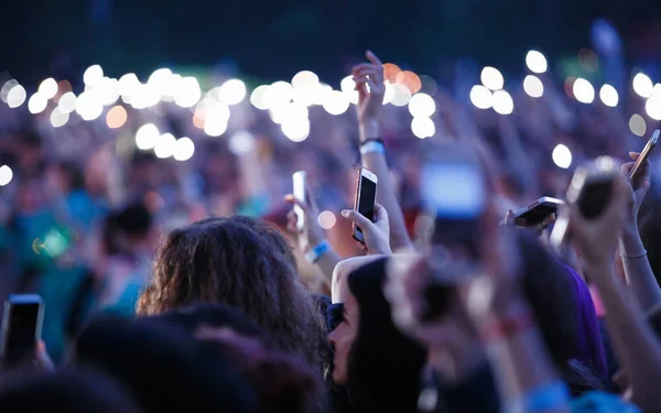 Fã de música filmando concerto com telefone inteligente na mão — Fotografia de Stock