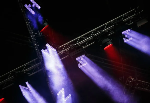 Instalación masiva de iluminación de concierto con luces brillantes —  Fotos de Stock