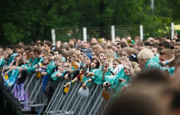 Koncert közönség szórakozni élő szabadtéri rendezvény — Stock Fotó