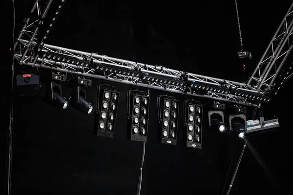 Büyük konser aydınlatma enstalasyonu parlak ışıklar ile