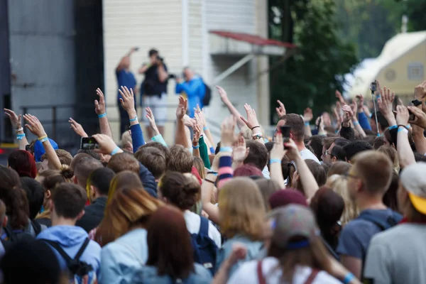 Concert publiek veel plezier tijdens live openlucht evenement — Stockfoto