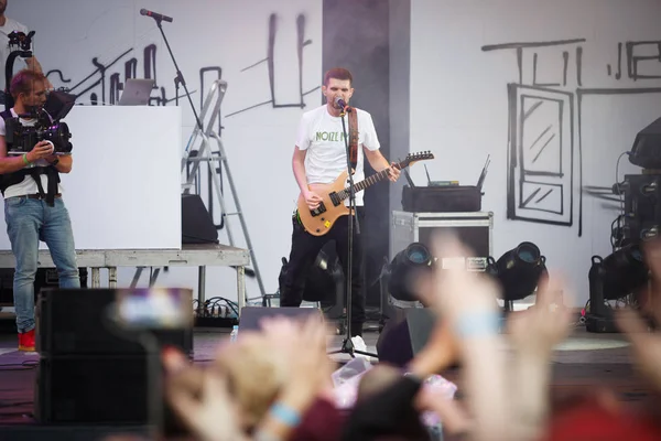 Noize MC rap ve rock şarkıcısı oynamak açık hava konseri