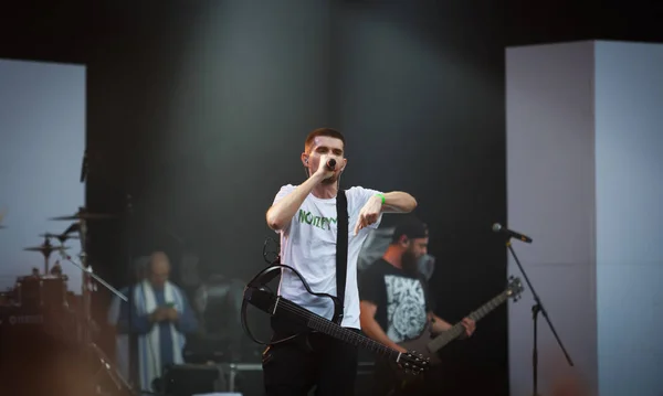 Noize ραπ Mc & ροκ τραγουδιστής παίζουν υπαίθρια συναυλία — Φωτογραφία Αρχείου
