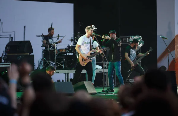 Noize mc rap & rock sänger spielen open air konzert — Stockfoto