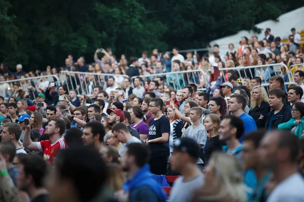 Público de concertos se divertir em evento ao vivo ao ar livre — Fotografia de Stock