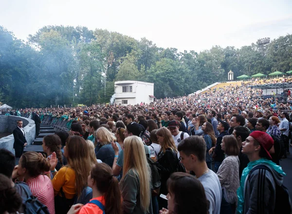 Público de concertos se divertir em evento ao vivo ao ar livre — Fotografia de Stock