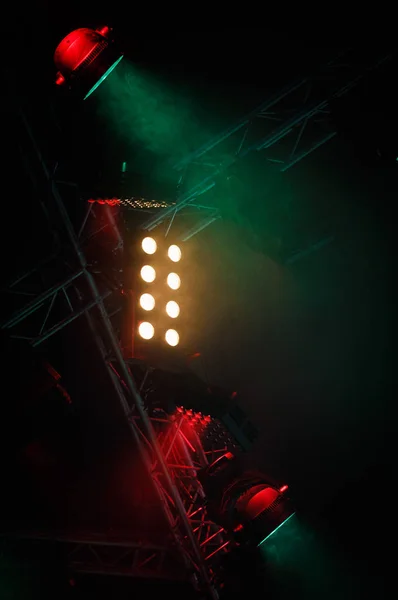 Instalação de iluminação de concerto maciça com luzes brilhantes — Fotografia de Stock