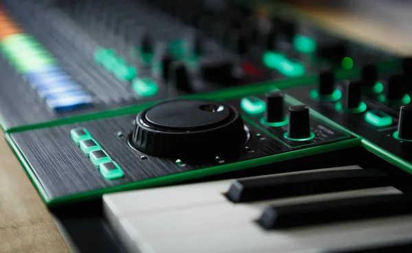 Professionell midi controller elpiano med equalizer — Stockfoto