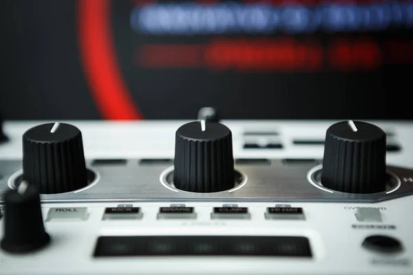 パーティー 音楽プロデューサーのプロの Midi コント ローラー 現代のオーディオ機器でトラックをリミックスします フェーダー コントロール ボリューム 効果音に規制当局に焦点を当てる — ストック写真