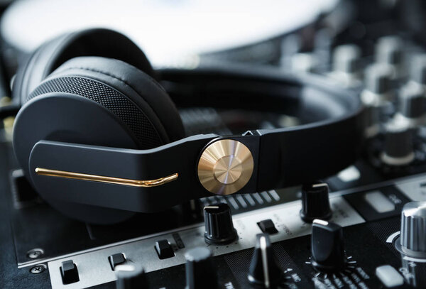 Dj headphones with powerful bass & high quality sound.Listen to music in hifi & mix tracks on party.Professional party dj headset for mixing musical tracks.Big black stereo monitor system