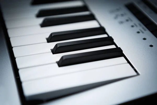Profissional midi controlador de piano elétrico com equalizador — Fotografia de Stock