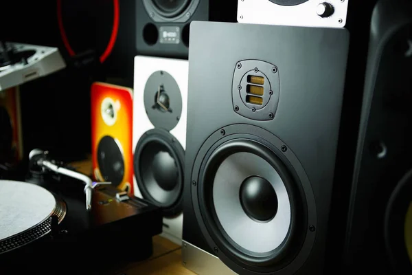 Professionelles Gehäuse-Hifi-Lautsprechersystem für Musikaufnahmen — Stockfoto