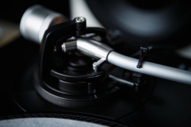 Çelik sesi kol turntable vinil kayıtları çalar. Hip hop disk jokey için profesyonel ses ekipmanları. Party dj mix ve hifi ses teknolojisi müzikal parçaları çalmak