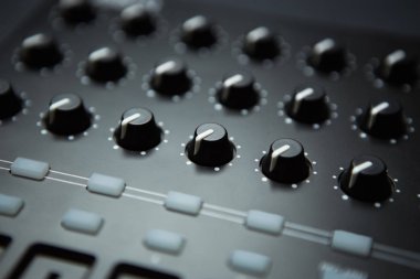 DJ, ses yapımcı ve besteci için makine MIDI denetleyicisi davul. Müzik parçaları ile modern beat makinesi üretmek. Ses kayıt stüdyosu dijital üretim merkezi