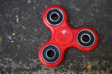 Kırmızı topluca spinner oyuncak. İplik aygıt yatakları ile