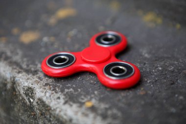 Kırmızı topluca spinner oyuncak. İplik aygıt yatakları ile