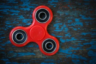 Kırmızı topluca spinner oyuncak. İplik aygıt yatakları ile