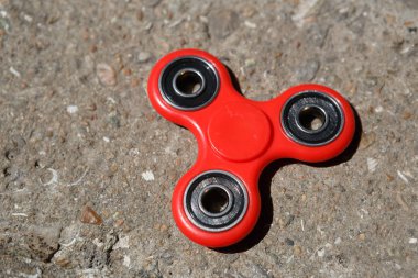 Kırmızı topluca spinner oyuncak. İplik aygıt yatakları ile