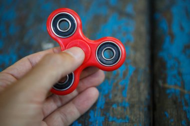 Kırmızı topluca spinner oyuncak. İplik aygıt yatakları ile