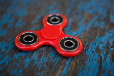 Kırmızı topluca spinner oyuncak. İplik aygıt yatakları ile