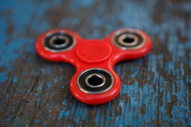 Kırmızı topluca spinner oyuncak. İplik aygıt yatakları ile