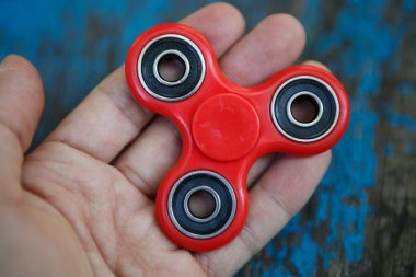 Kırmızı topluca spinner oyuncak. İplik aygıt yatakları ile
