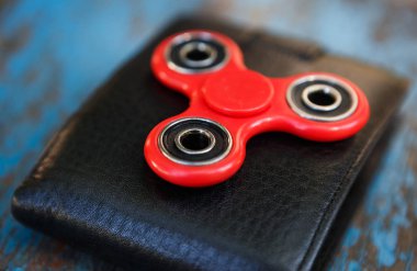 Kırmızı topluca spinner oyuncak. İplik aygıt yatakları ile