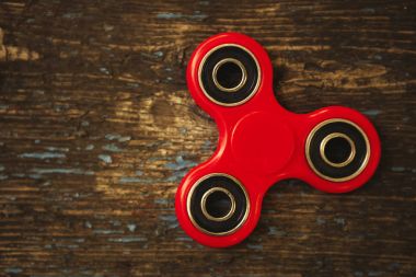 Kırmızı topluca spinner oyuncak. İplik aygıt yatakları ile