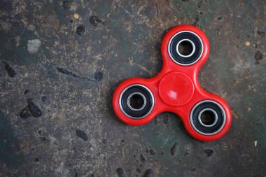 Kırmızı topluca spinner oyuncak. İplik aygıt yatakları ile