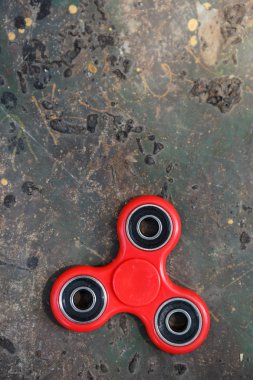 Kırmızı topluca spinner oyuncak. İplik aygıt yatakları ile