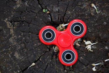 Kırmızı topluca spinner oyuncak. İplik aygıt yatakları ile