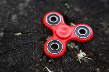 Kırmızı topluca spinner oyuncak. İplik aygıt yatakları ile