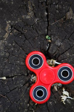 Kırmızı topluca spinner oyuncak. İplik aygıt yatakları ile
