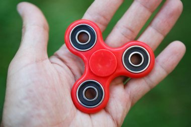 Kırmızı topluca spinner oyuncak. İplik aygıt yatakları ile