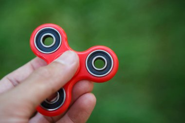 Kırmızı topluca spinner oyuncak. İplik aygıt yatakları ile