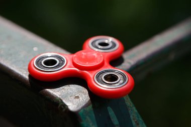 Kırmızı topluca spinner oyuncak. İplik aygıt yatakları ile