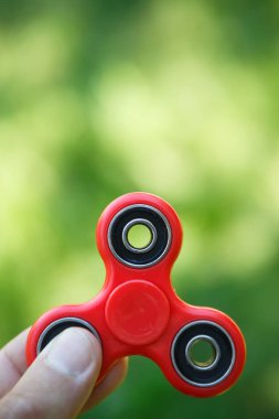 Kırmızı topluca spinner oyuncak. İplik aygıt yatakları ile